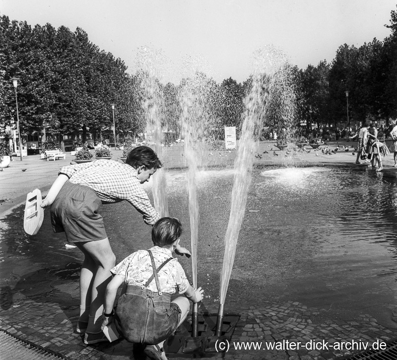Springbrunnen auf dem Neumarkt  1960
