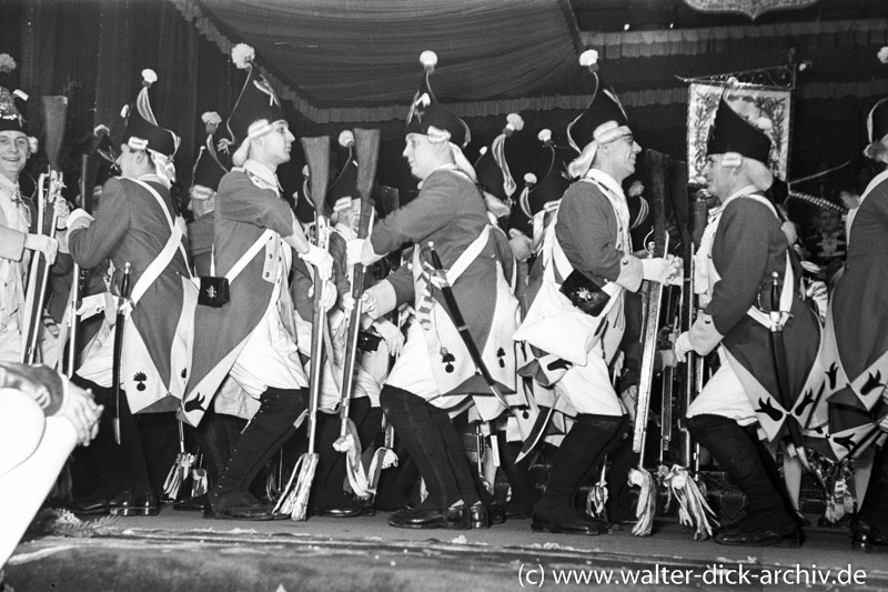 Die Roten Funken beim "Stippeföttche" Tanz.1951