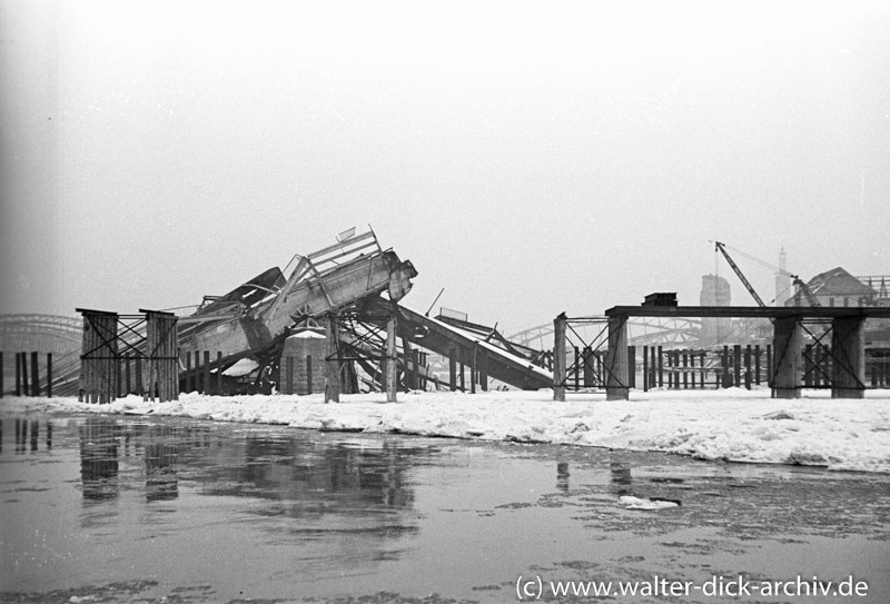 Chaos im Rhein an der Köln-Deutzer Brücke