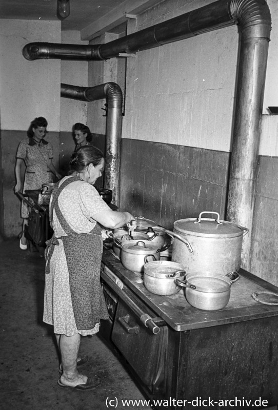 Gemeinschaftsküche im Bunker 1951