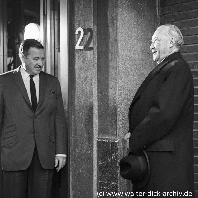 Konrad Adenauer und Henry Ford II beim Jubiiläum des Kölner Werks