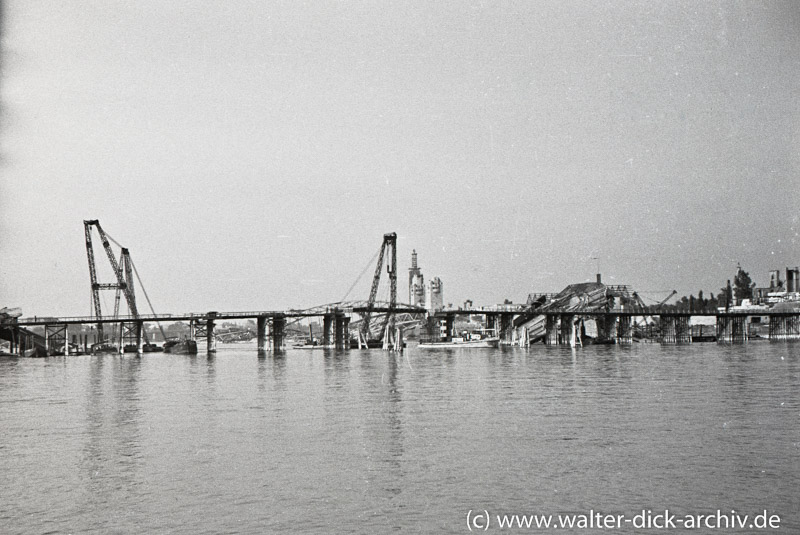 Trümmerräumumg der Hängebrücke