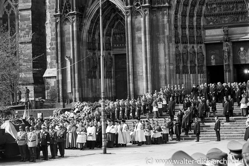 Trauerzug zum Rheinufer Beerdigung Konrad Adenauers 1967