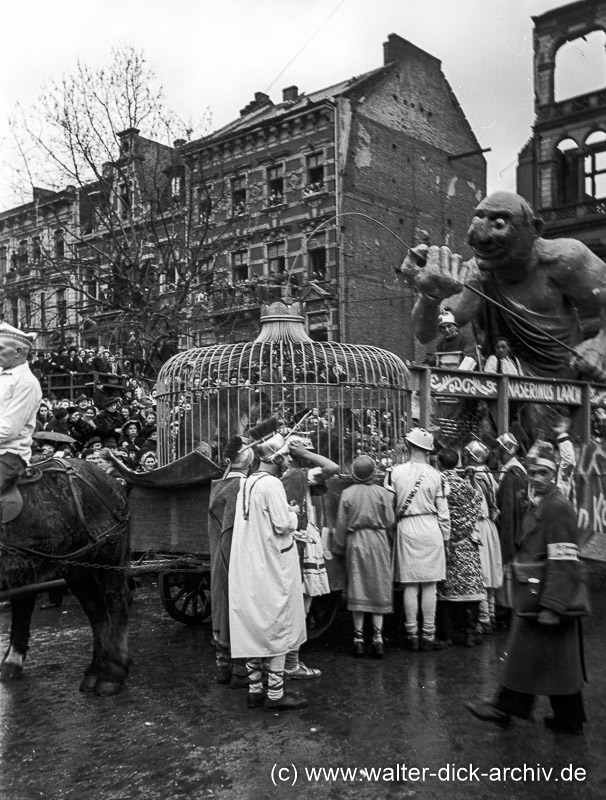 Im Rosenmontagszug 1950