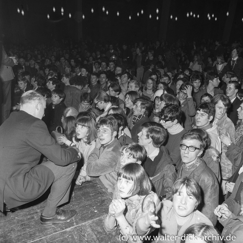 Jugendliche Fans Beim "Bee Gees" Konzert 1968