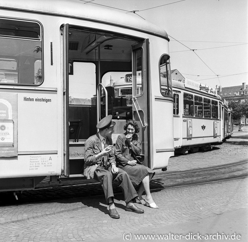 Gemeinsame Pause für das "KVB-Ehepaar" 1957