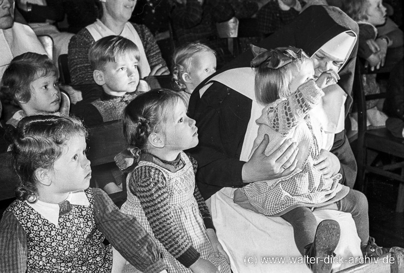 Kindervorstellung im Hänneschen-Theater 1955