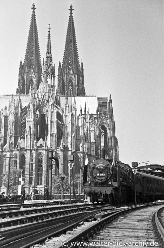 Ausfahrt zur Premiere auf der neu eröffneten Hohenzollernbrücke