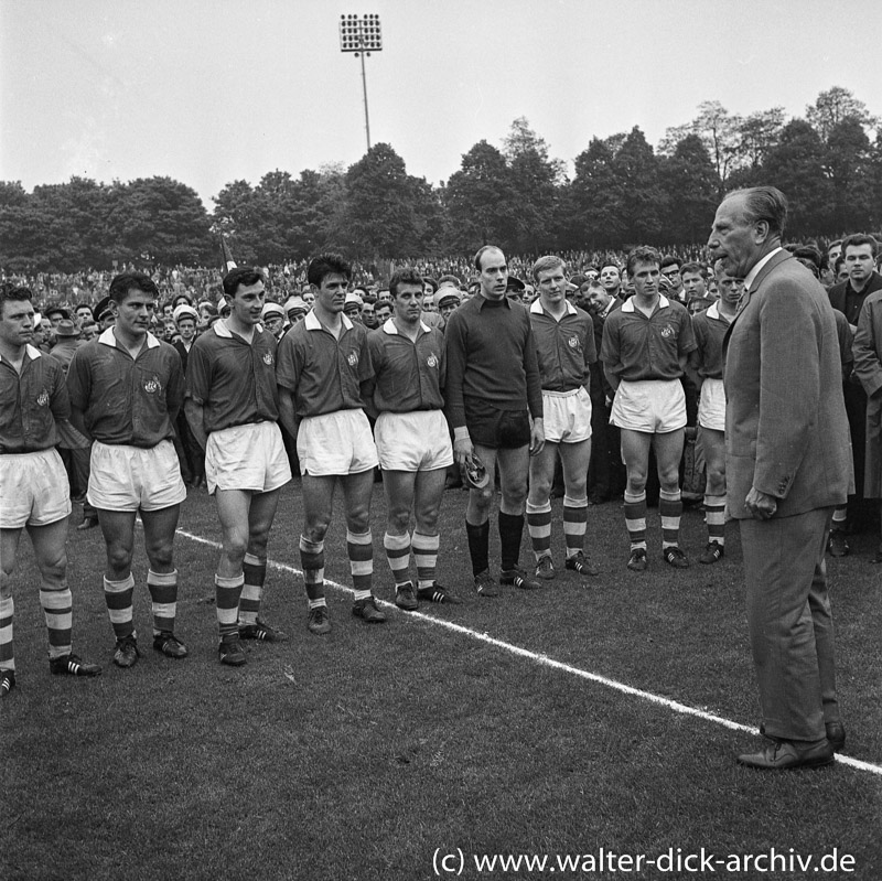 Die Geißböcke lauschen den Worten des Präsidenten 1962