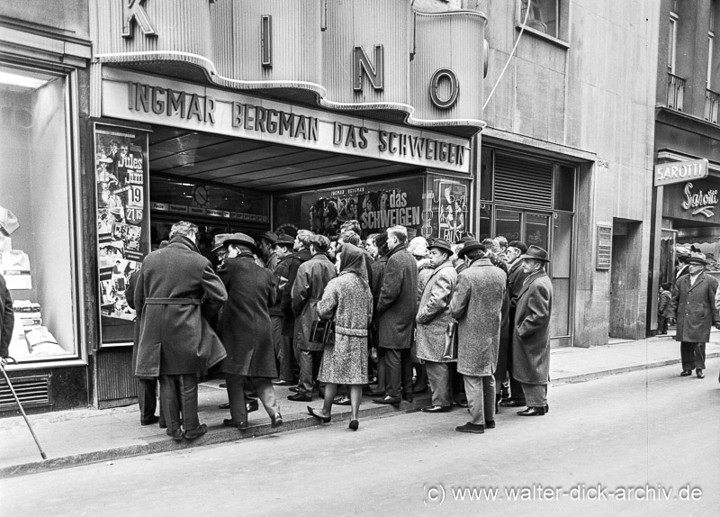 "Das Schweigen" im Kino. Zuschauerandrang 1964