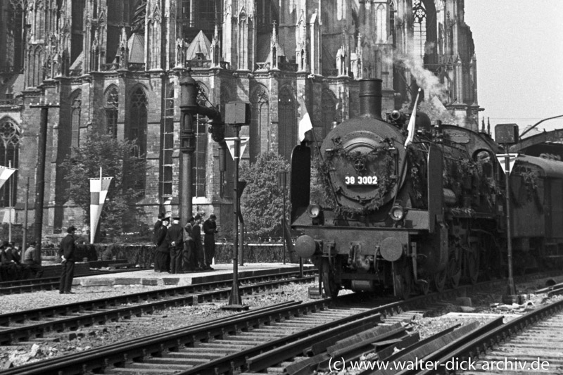 Der erste Zug auf der neu eröffneten Hohenzollernbrücke