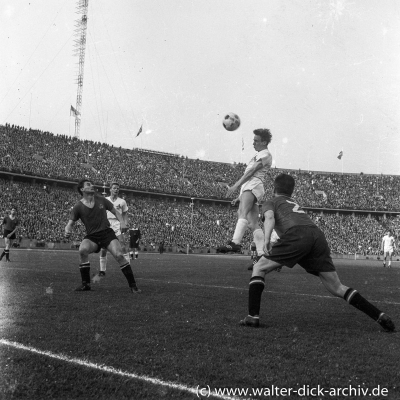 Endspiel 1962 - Christian Müller köpft aufs Tor