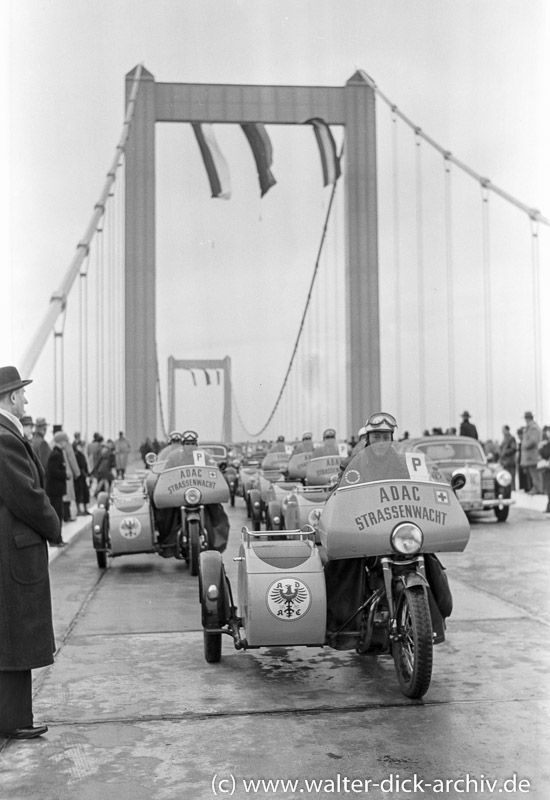 ADAC Straßenwacht bei der Eröffnung der Köln-Rodenkirchener Rheinbrücke 1954
