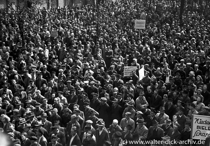 Protest gegen milde Urteile für Naziverbrecher