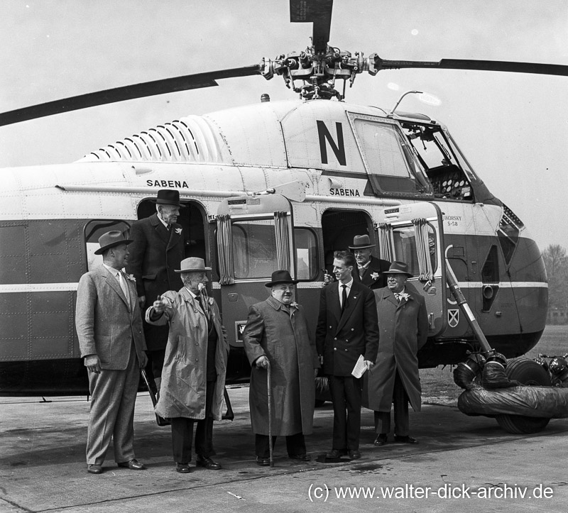 80-jährige Senioren beim Hubschrauberflug 1957