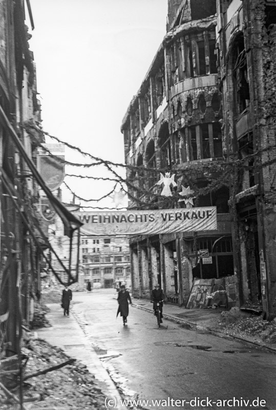 Weihnachtsschmuck in der Hohe Straße 1946