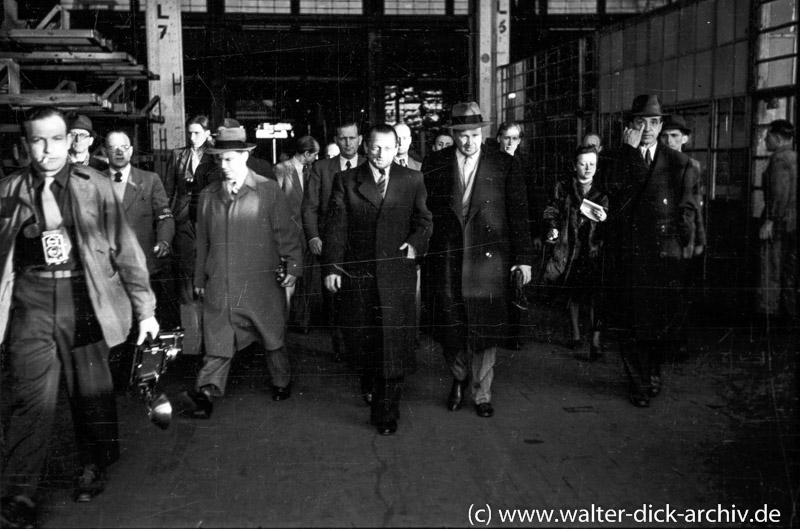 WDA194-017 Henry Ford II bei einem Rundgang durch die Kölner Ford-Werke