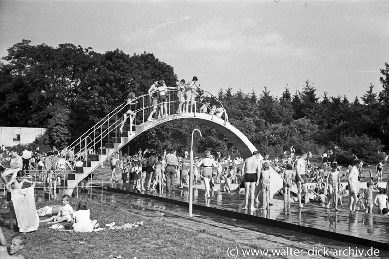 Planschbecken mit Rutschbahn im Müngersdorfer Freibad