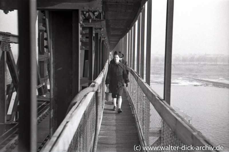 Fußgängersteg der Südbrücke 1948