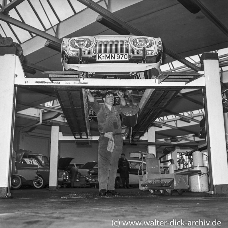 Inspektion und Kundendienst in einer Kölner Ford-Werkstatt 1960