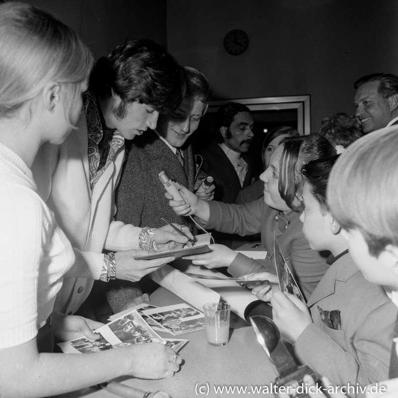 Barry Gibb schreibt Autogramme für die "Bee Gees" Fans 1968