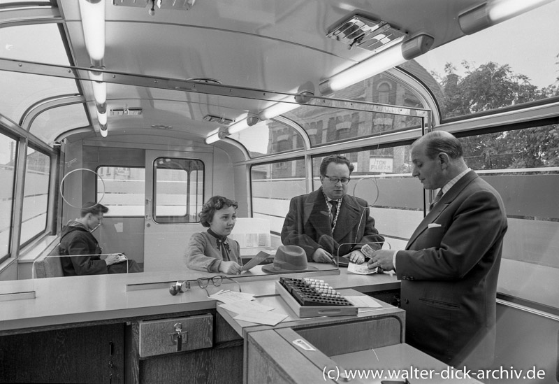 Kunden in einer mobilen Sparkassenfiliale 1964