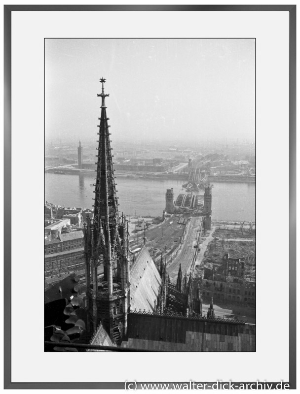 E25 - Blick vom Kölner Dom über den Rhein 1946