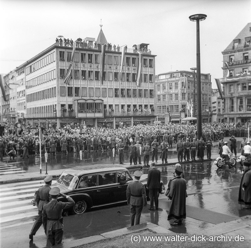 Vorfahrt vor dem Dom - Königin Elisabeth II. 1965