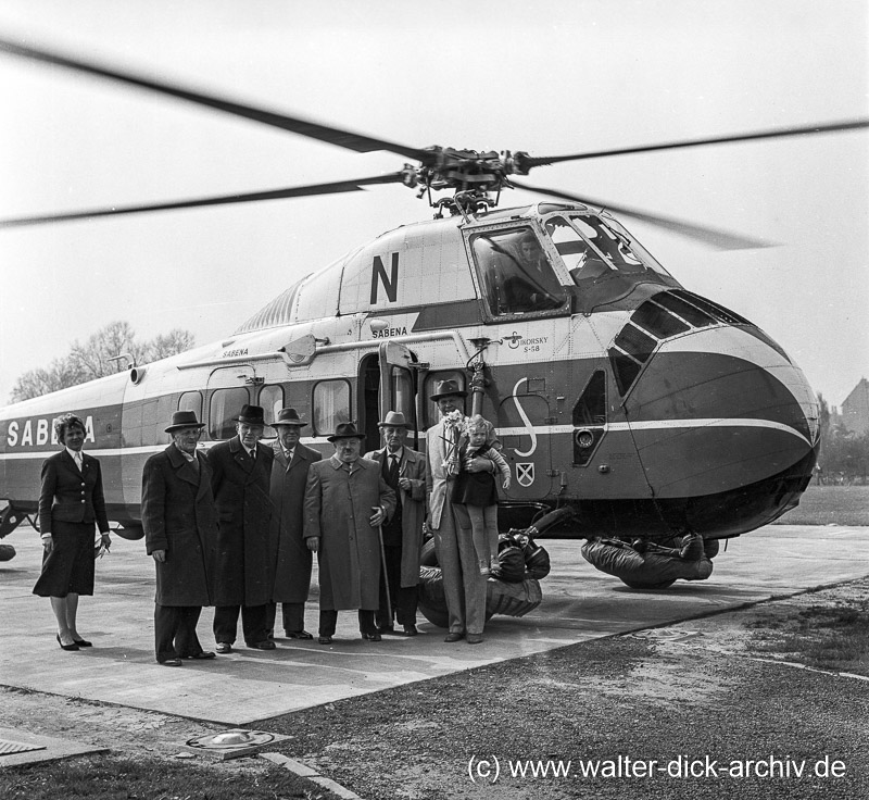 80-jährige Senioren beim Hubschrauberflug 1957