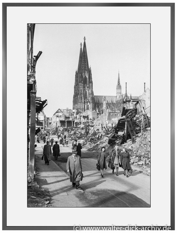 E03 - Hohe Straße mit Kölner Dom 1947