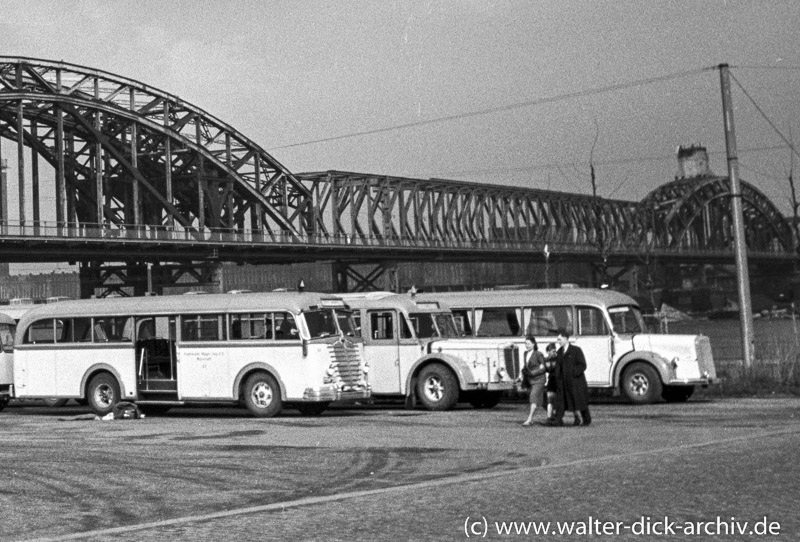 Auf dem Busbahnhof hinter dem Dom 1951