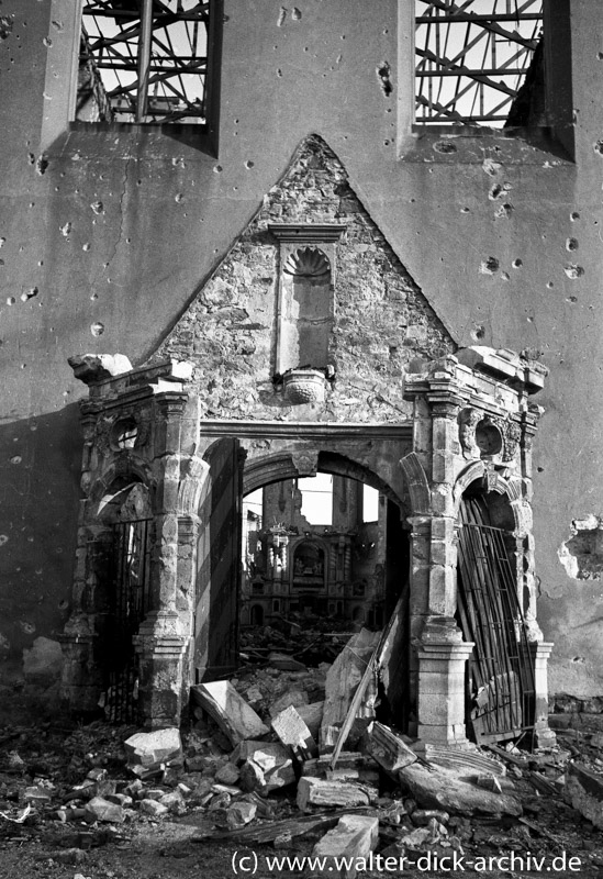Zerstörtes Portal von Alt St. Heribert 1946