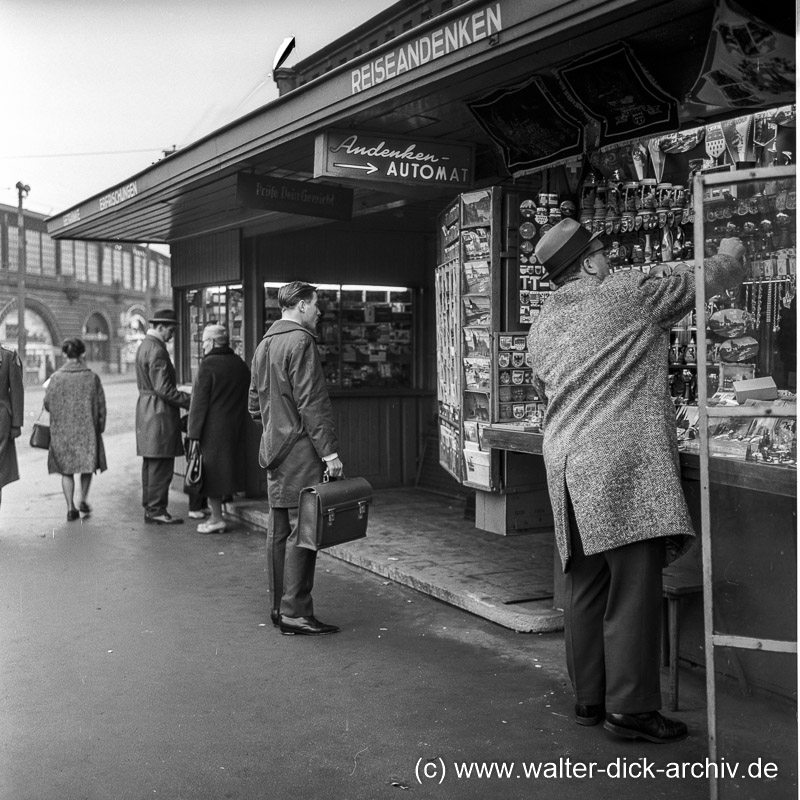 Andenkenbüdchen am Bahnhof 1958