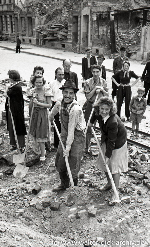 Kölner Prominenz bei der Trümmerräumung