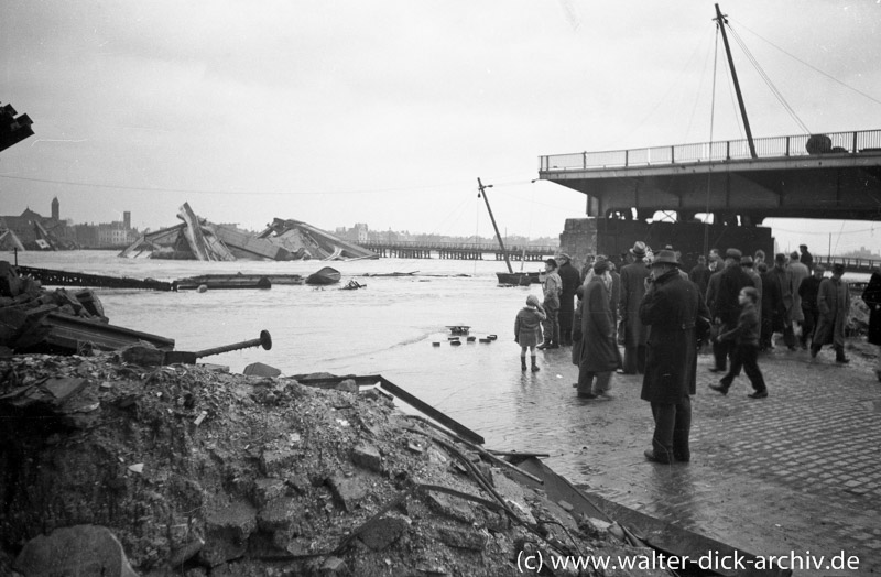 Hochwasser vor der Köln-Deutzer-Brücke