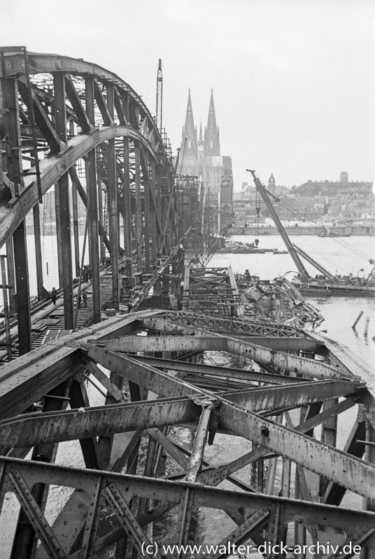Wiederaufbau der Hohenzollernbrücke 1947