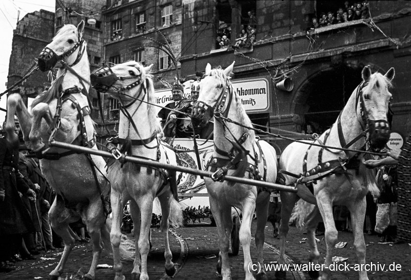 Im Rosenmontagszug 1950