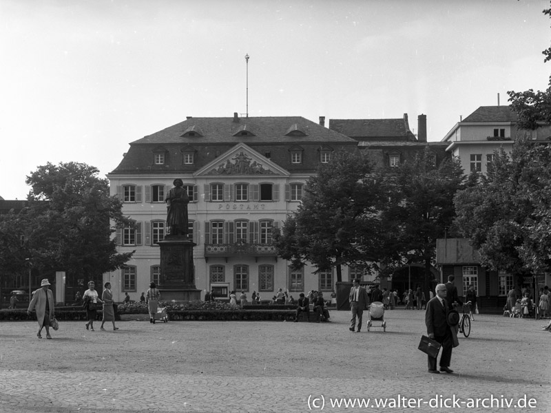 Hauptpostamt in Bonn 1965