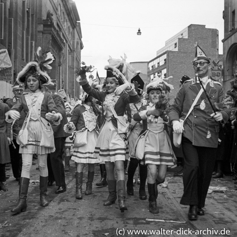 Der Karnevalsnachwuchs-Junge Funken beim Kölner Rosenmontagzug 1952