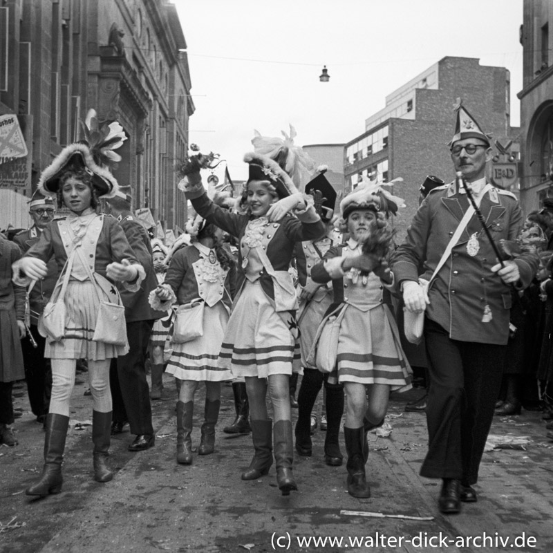 WDA499-09 Der Karnevalsnachwuchs-Junge Funken beim Kölner Rosenmontagzug 1952