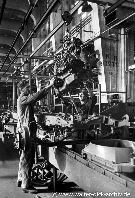 Einbau eines Motors in das Lkw-Chassis bei Ford Köln
