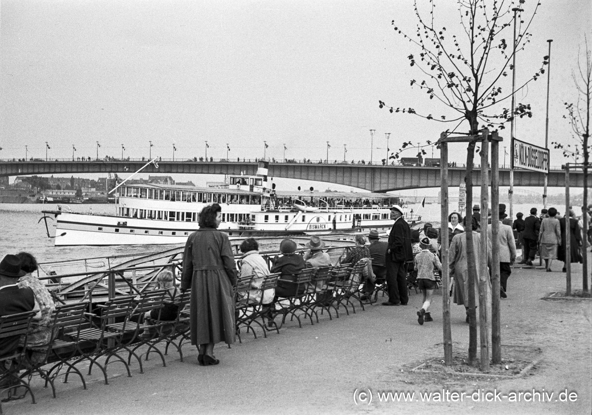 Die Bismarck legt ab. 1950