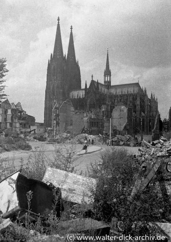 Der Dom inmitten der Ruinen 1946