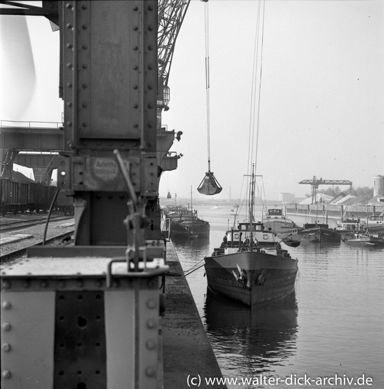 Verladebetrieb im Köln-Niehler Hafen