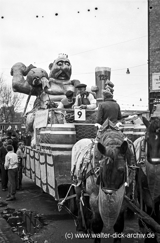 Im Rosenmontagszug 1950