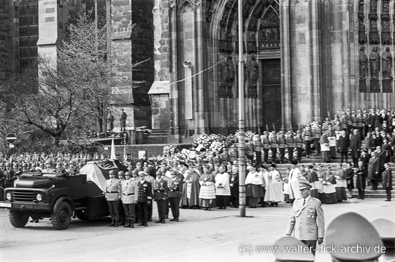 Überführung des Sargs Trauerfeier Konrad Adenauer 1967