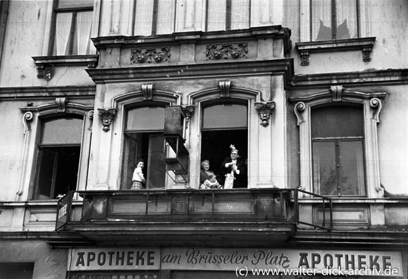 Karnevalisten über der Apotheke 1949