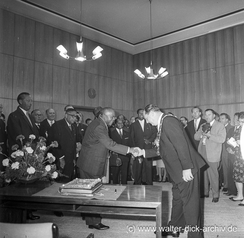 Shakehands für die Fotografen 1962