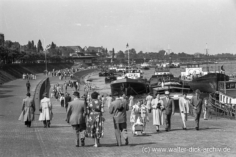 Sonntagsspaziergang am Rhein 1956