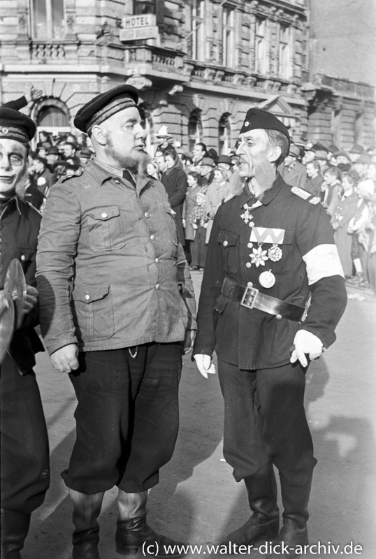 Persiflage des Militärs beim Kölner Rosenmontagszug 1949